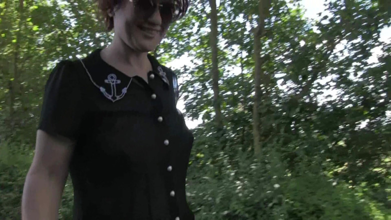Popp Sylvie: Caught! Outdoor barefoot fucking