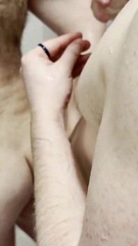 Táta medvěd ošukaný sexy zrzavým medvědem ve sprše