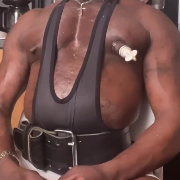 Black mature muscle Brody Richardson: Muscle Chest Titpump &amp; Play with Prostate Milking