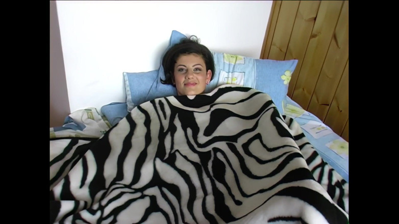 Deutschland porn: 미켈라는 누군가가 자신을 지켜보고 있다는 사실을 모른다