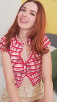 Drobná Tit Ella Se Vzruší, Že Kouří Velké Černé Péro