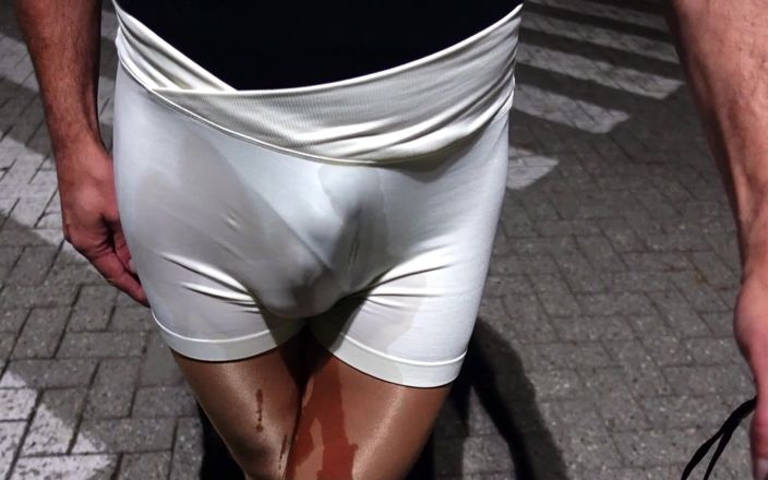 Loreley add: Ik sport en pis in mijn yogabroek in een glanzende...