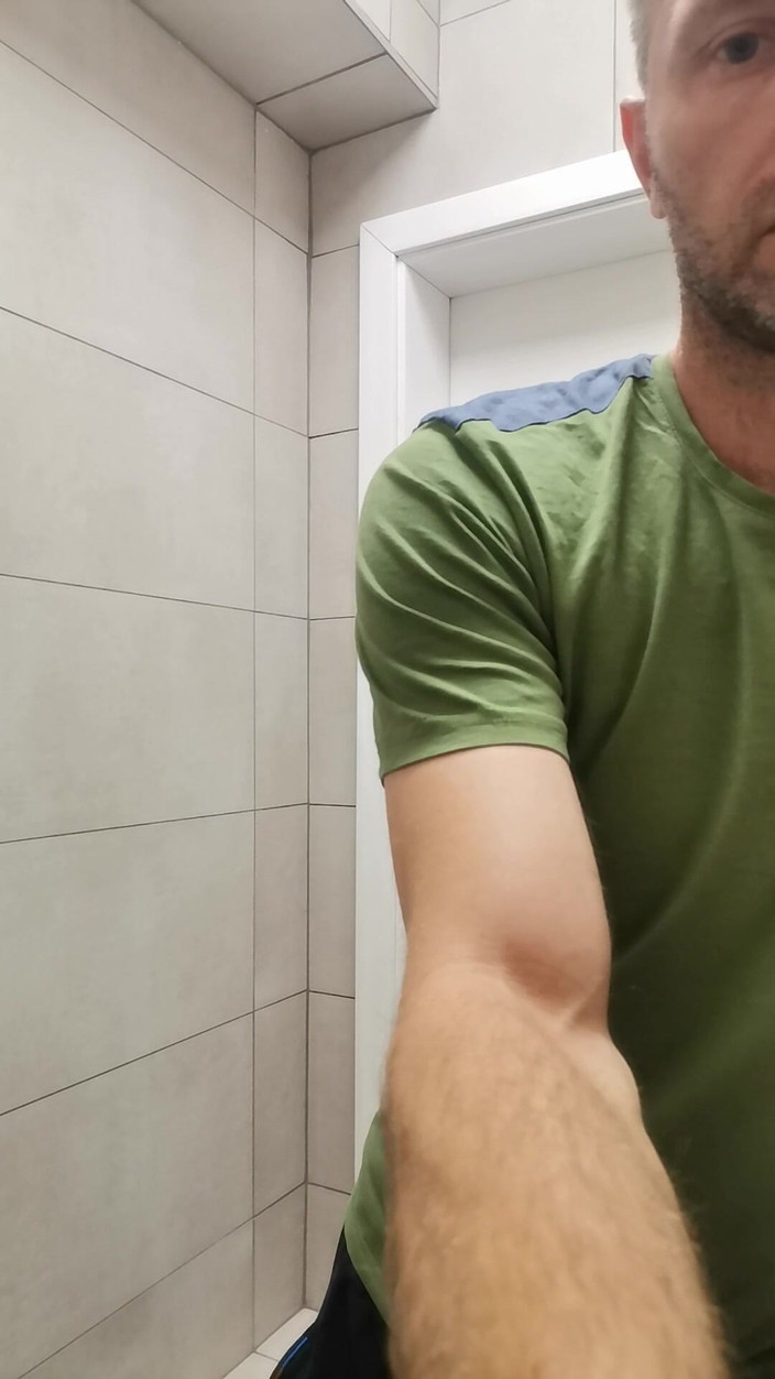 Seksi999: 在浴室里自慰