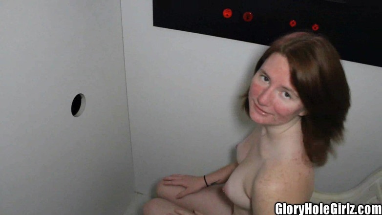 Glory Hole Girlz: Aksi hot lesbian gadis remaja rambut merah dengan memek aduhai...