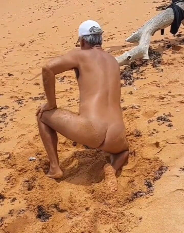 Ladysilvas: Nahá sexy Ladysilva na pláži předvádí svůj opálený sexy zadek...