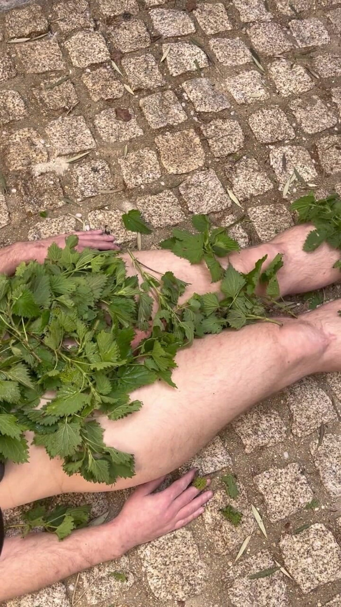 Maitresse Clara: Pica las ortigas...