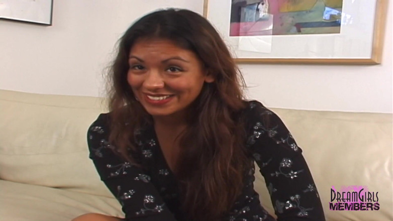 Dream Girls: Latina panas berbogel di sofa