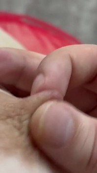 Vousatý muž mě přivedl k třesoucímu se orgasmu tím, že mi kousal bradavky
