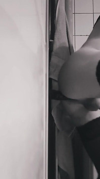 Tânărul sissy are un vibrator adânc în cur