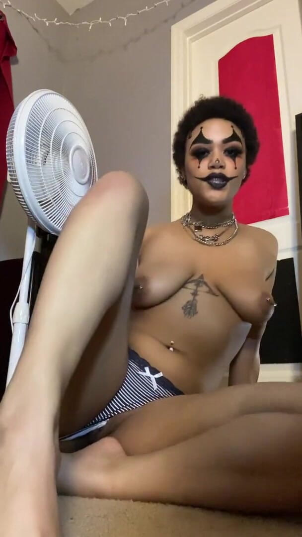 Tokieos Playground: My clown makeup and my perfect big booty with butt...