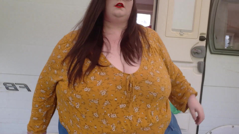 SSBBWLadyBrads: SSBBW vs tiny door