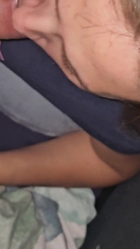 Morena chupa jovem pau enorme até gozar grosso