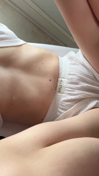 Kleines 18-jähriges mädchen verliert ihre jungfräulichkeit, ihr enges loch nimmt sperma und sie wird schwanger.