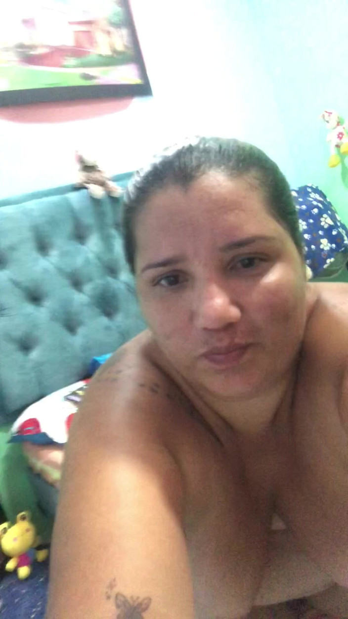 Lexly_16: メデジン出身の非常に淫らなラティーナが自慰行為をし、継父に動画を送る