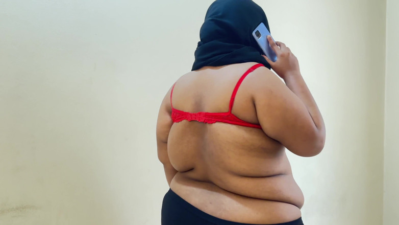 Aria Mia: Heißes mädchen mit bh und höschen spricht am telefon mit...