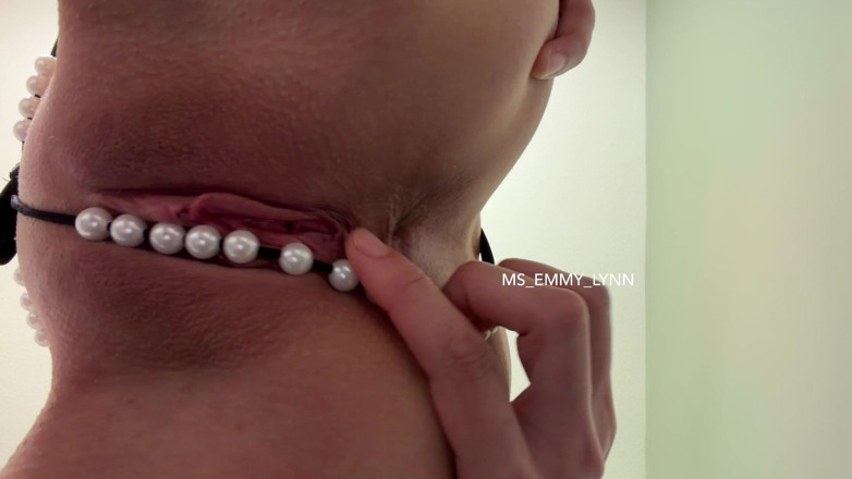 Ms_Emmy_Lynn: Pearl Thong v Oholené kundičce Zblízka