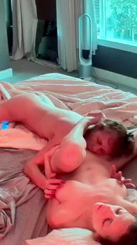 แม่เลี้ยงและลูกเลี้ยงสาวสนุก 69 บนเตียง