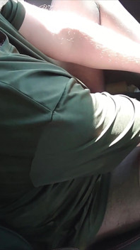 Garoto de Nylon Dirigindo Carro de Meia-Calça Preta