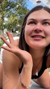 Perverzní Mary čůrá v láhvi venku a pije to