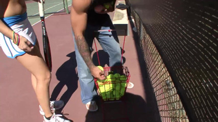 Kinky Angels: Nena rubia se la follan después de jugar al tenis
