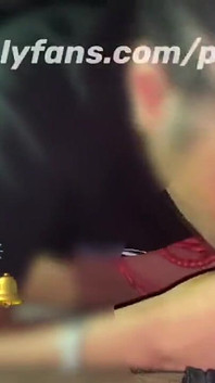 Une fille infidèle de 18 ans m'a taille une pipe devant la maison de son ex-copain.