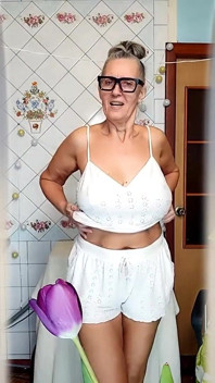 Het hemmafru Lukerya onanerar på en tvättmaskin, ryska MILF Solo, retar i vita shorts