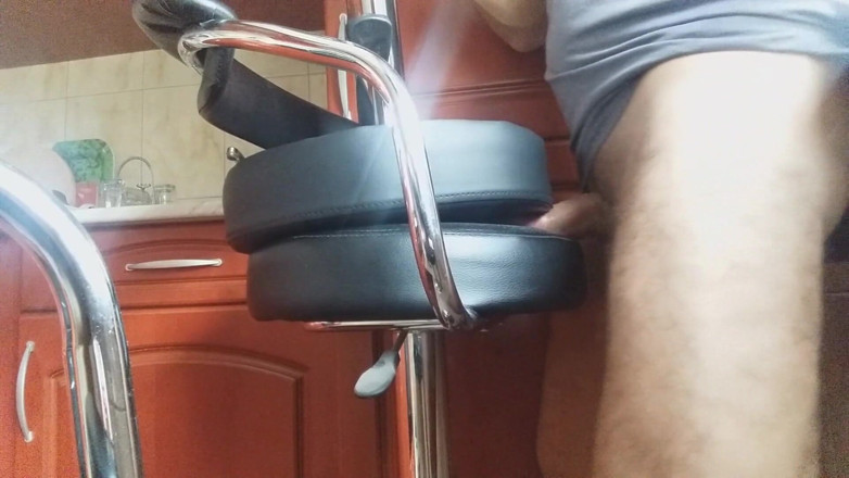 Naxy: Tabourets de bar éjaculés