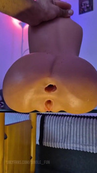 Maskovaný chlap šuká sexuální panenku