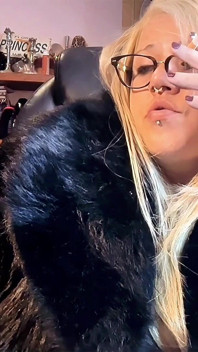 精神病的な喫煙セッション 屋外でチェーンスモークしながら動画編集 BBW MILF喫煙Vlog