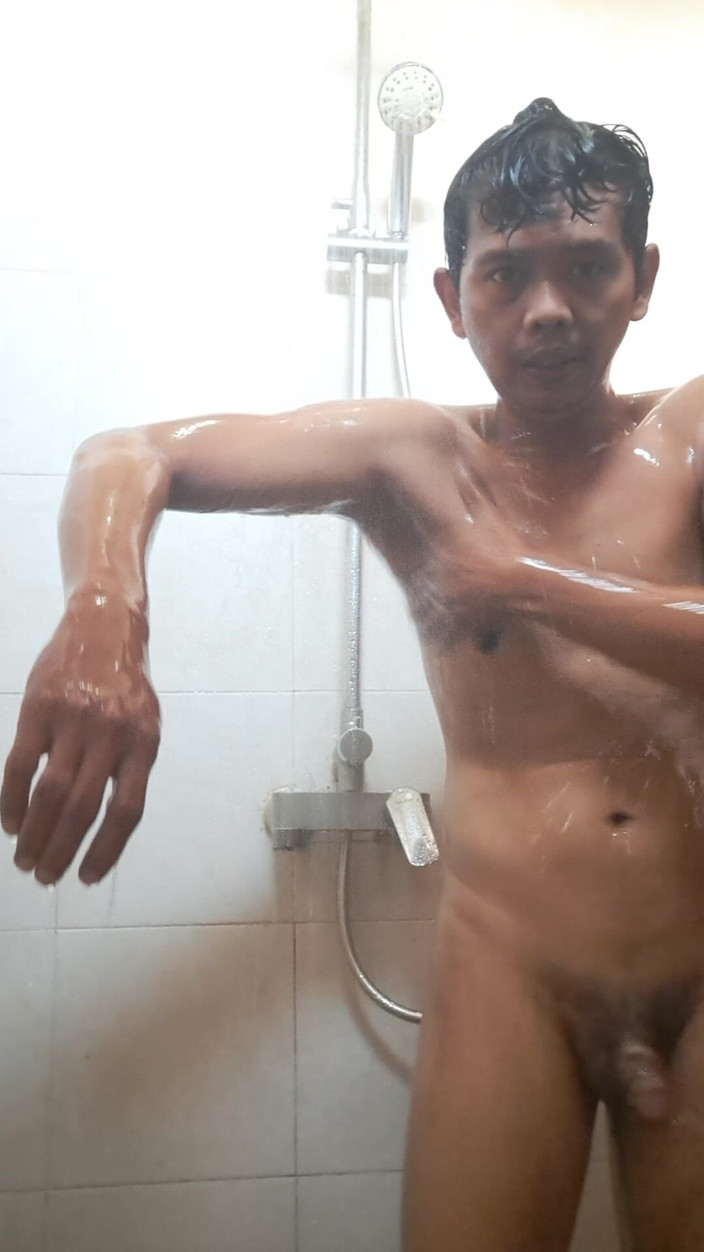 David Studio: Un homme adulte asiatique à la peau exotique prend une douche...