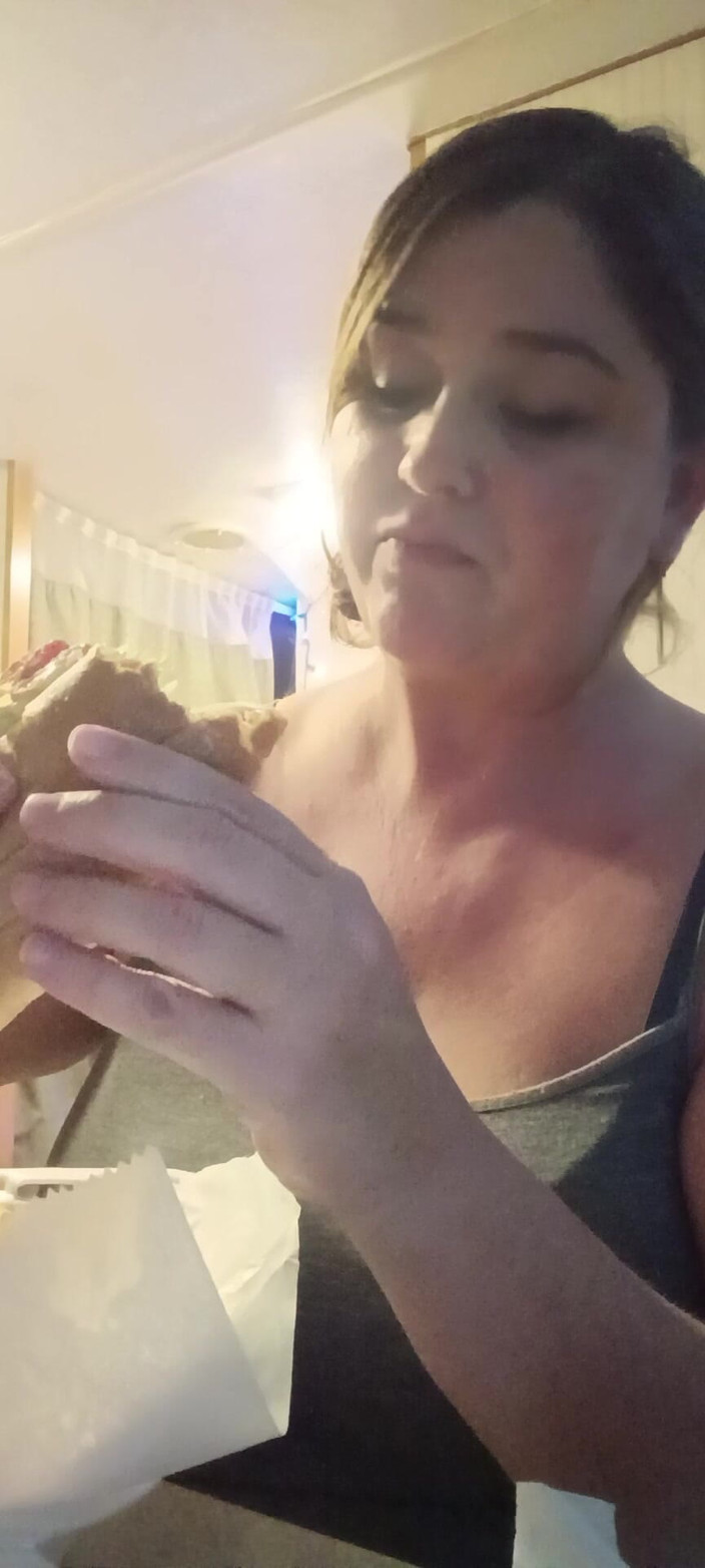 GoddessKristy00: Bohyně jí pizzu