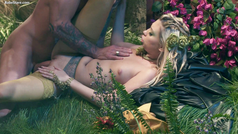 Babe Stare: Poison Ivy-parodie: sexy meisjes in kostuums hebben een orgie