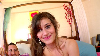 Hot Euro Girls: Una troia con il culo grosso con i tacchi si...