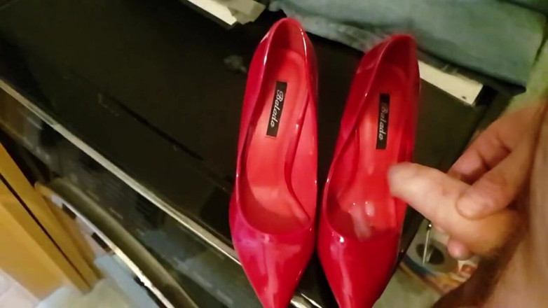 Milosbroz: Tacón alto rojo mi novia se corre