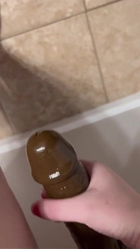 Îmi place acest vibrator imens pulă mare și neagră 