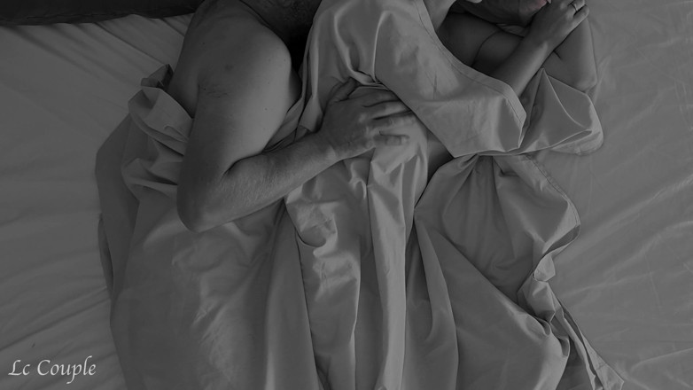 LC couple: 핑거링 오르가즘과 다리 사이에 사정할 때까지 로맨틱한 아마추어 야간 섹스