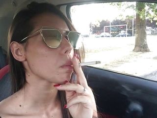 Smokin Fetish: Sevimli genç kız Petra arabada sigara içiyor