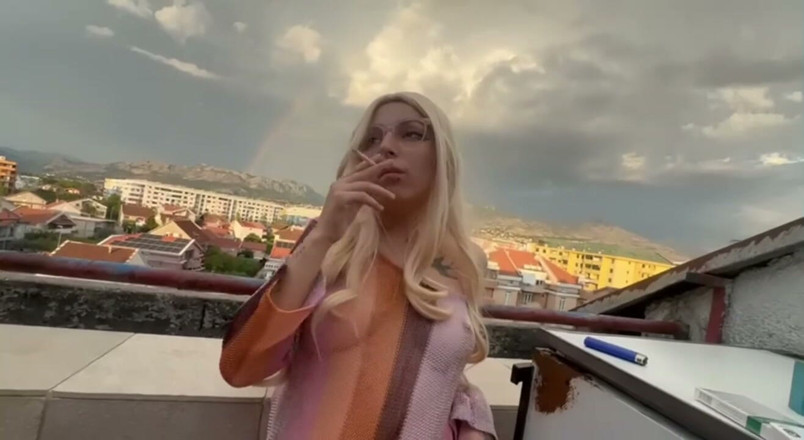 Lana lova: Duhové kouření, Nevlastní sestra Ass Pussy Škádlení