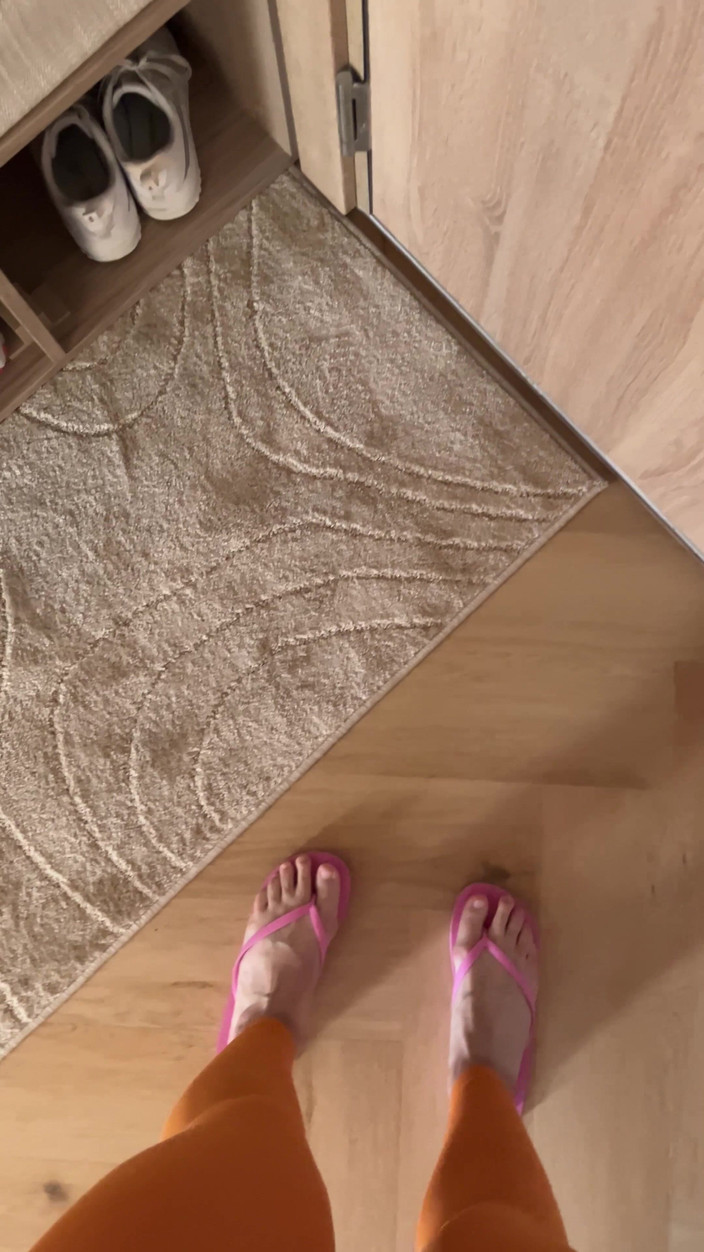 Feet: Saya suka berjalan dengan sandal jepit merah muda