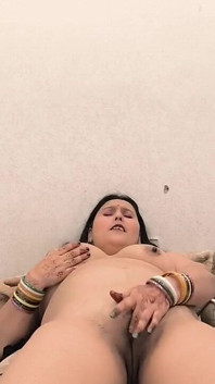 プージャ・ベイビーが美しさをさらけ出す