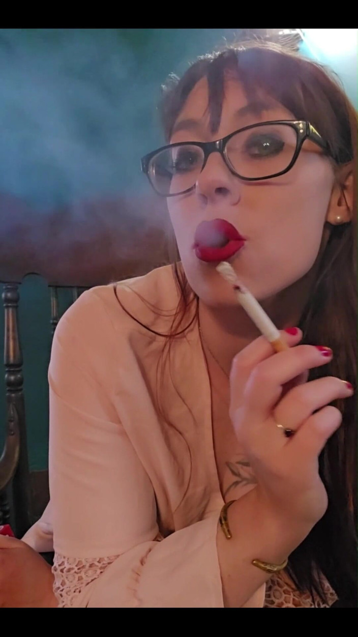 MistressThrope: मुझे कैसा लगता है जब मुझे सिगरेट का नया कार्टन मिलता है