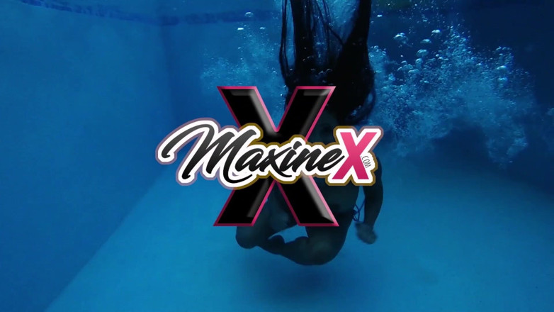 Maxine X: Maxine X futută dur de o pulă neagră uriașă și groasă