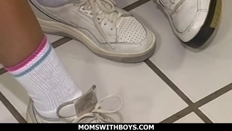 Moms With Boys: Een harige mooie brunette milf geneukt op de bank
