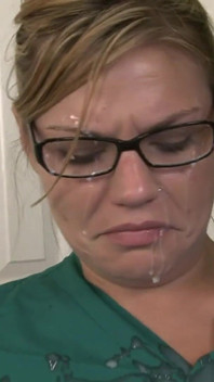 Hilfreiche krankenschwester bekommt cumshot mit riesigen Überraschungen