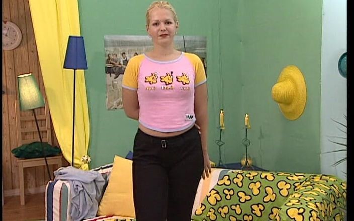 YOUR FIRST PORN: Softclip'te Rosa ilk kez sadece göğüslerini gösteriyorum - yumuşak klipte rosa