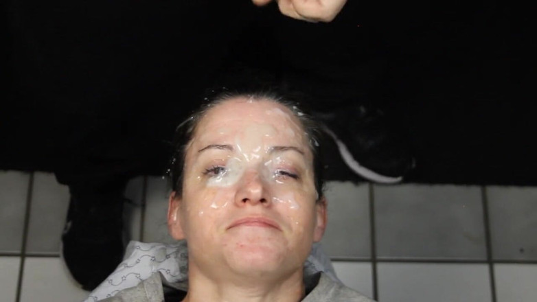 Dirty Dees: Ella está de vuelta y su cara está cubierta de...