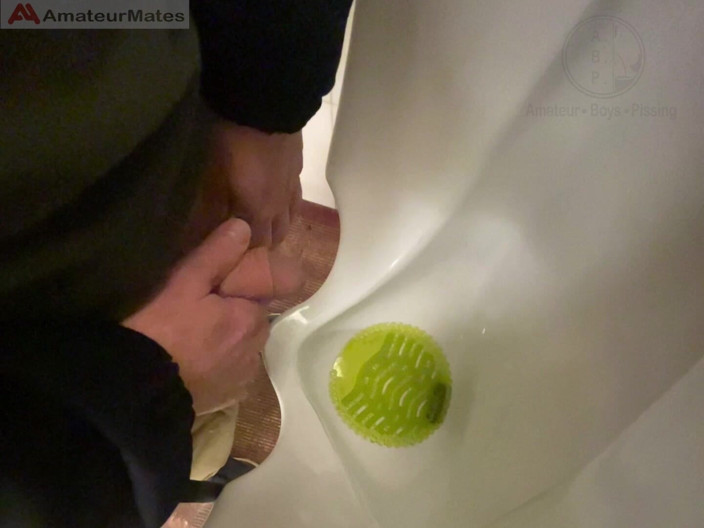 AmateurBoysPissing: Ragazzo Sorpreso a Pisciare in Un Orinatoio Di Un Bagno...
