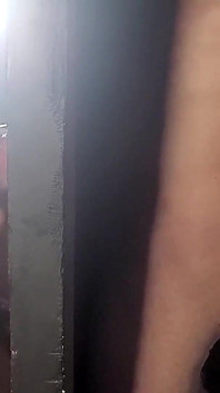 Gloryhole sepong kontol sambil merokok