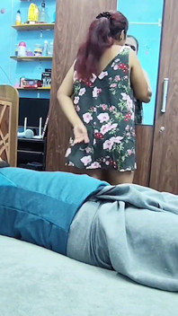 Manos trabajando desnudas con diálogos