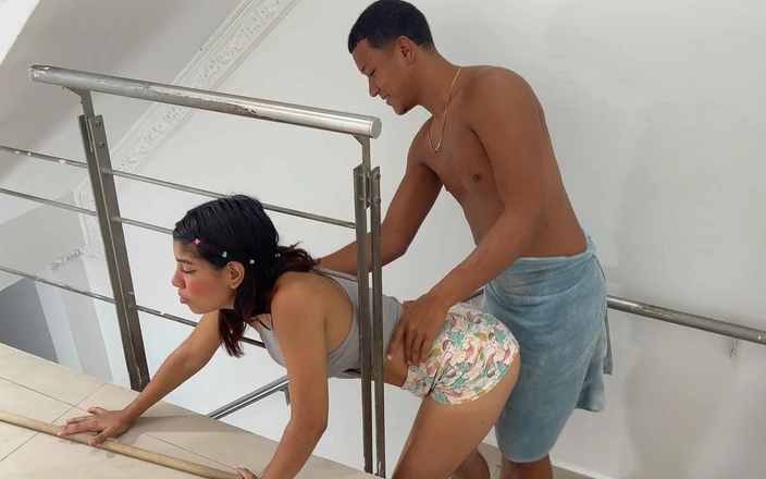 Saraymike: Adik tiri pemalu saya tersangkut di tangga dan saya membantunya...